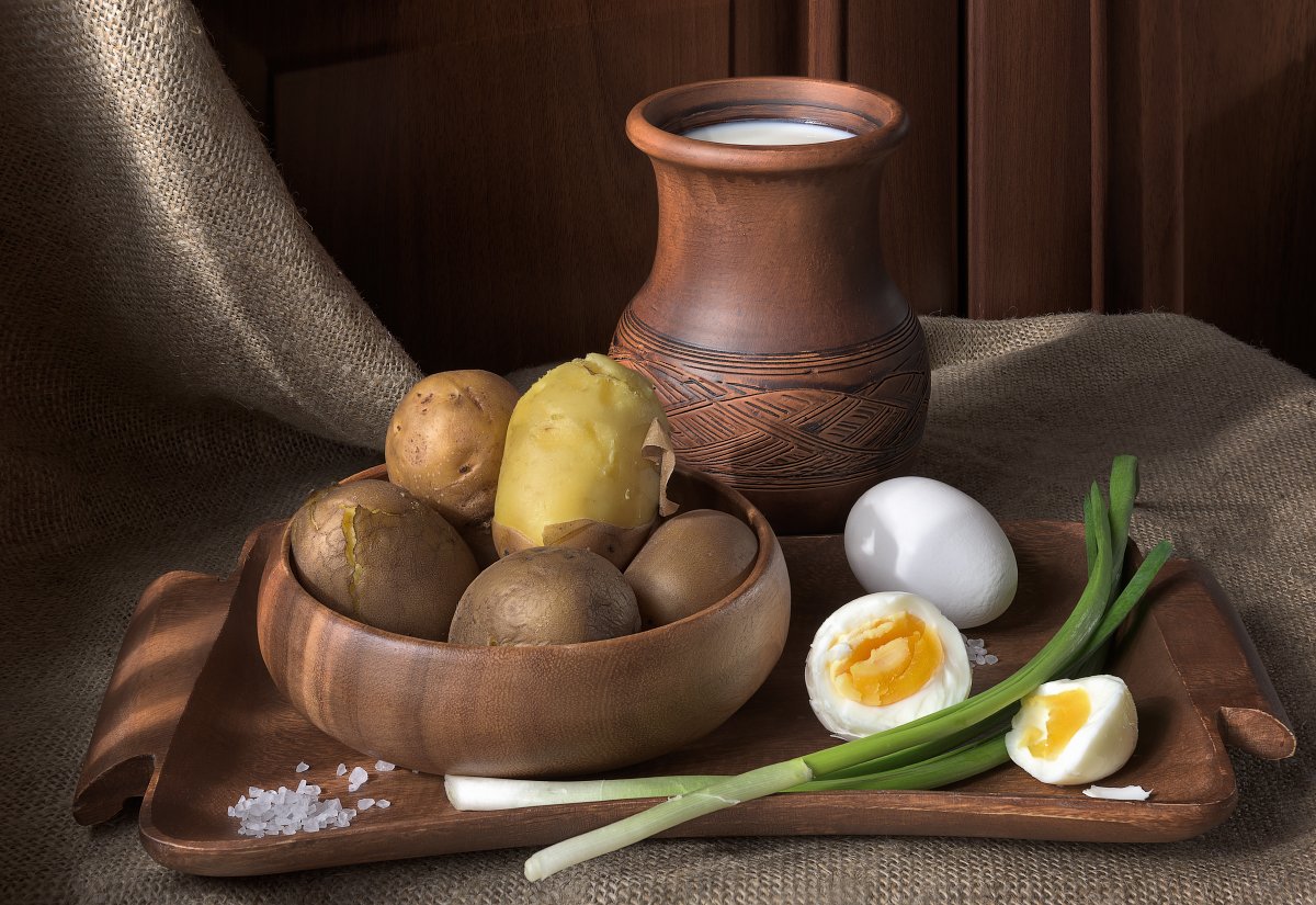 яйцо, зелёный лук, картофель в мундире, деревянный поднос, молоко, кринка, глиняная посуда, соль, скорлупа, Tom Fincher