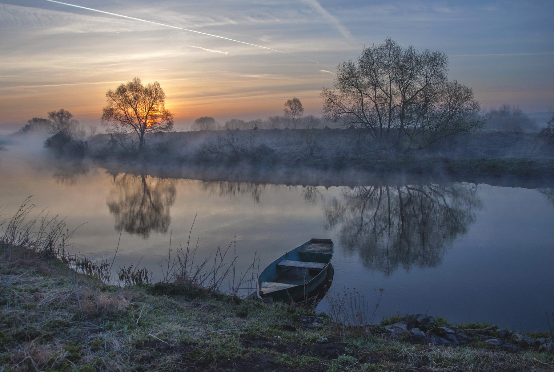 Утро дышало свежестью. Рассвет на реке. Летнее утро на реке. Туманный рассвет на реке. Утро на речке.