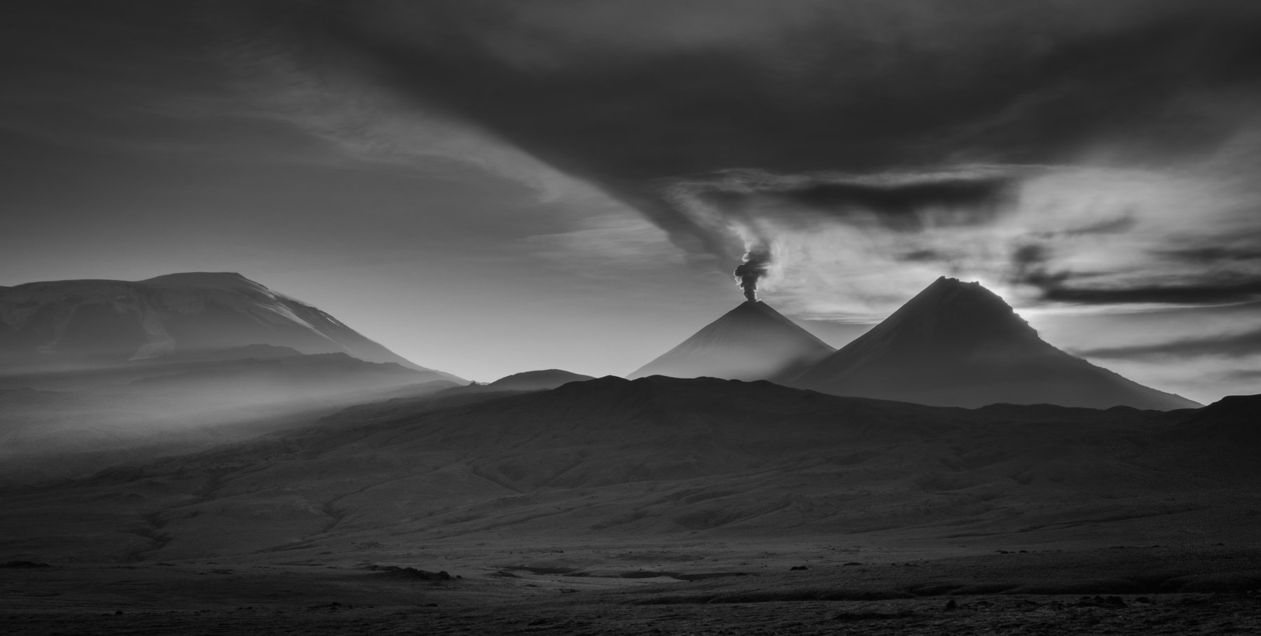 камчатка рассвет вулкан чб лучи земля дикаяприрода природа, Андрей Делягин