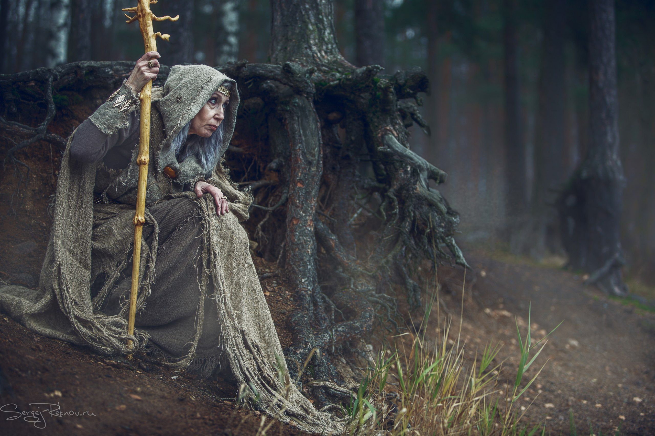 Белая бабка ведьма в лесу