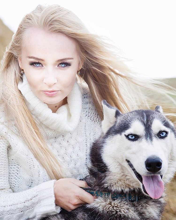девушка, собака, голубые глаза, хаски, блондинка, Дарья Комарова