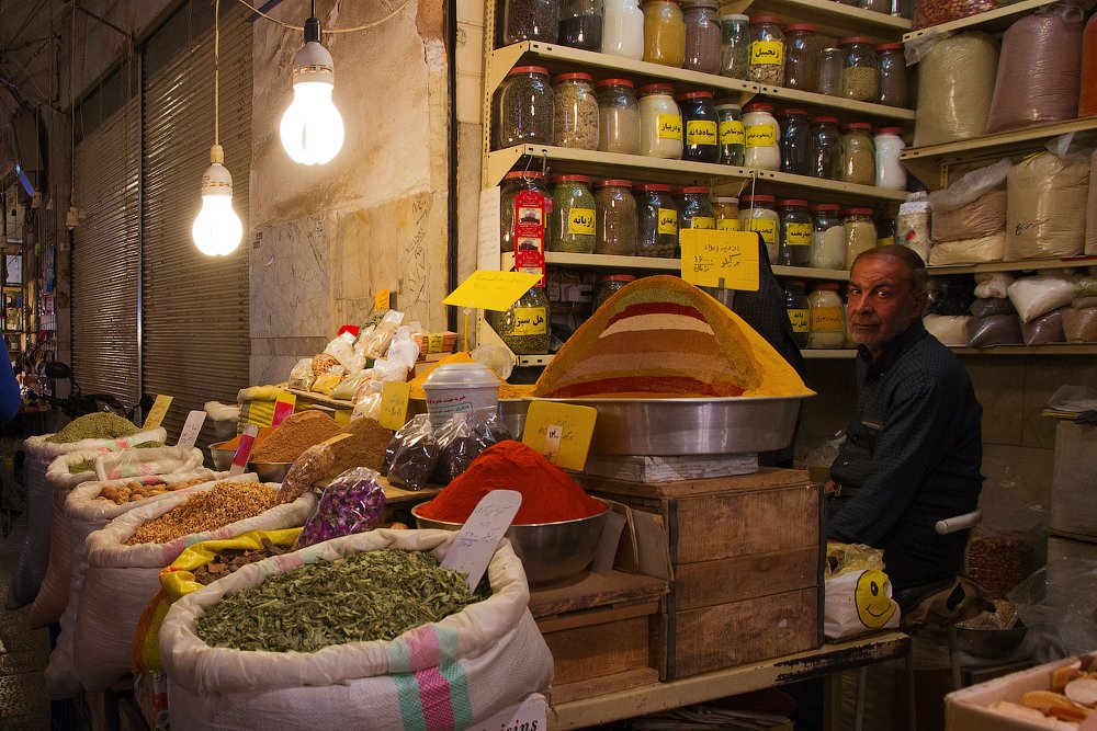 Самый большой и древний иранский базар находится в городе Исфахан. Здесь можно прогуливаться часами, наслаждаясь пряными ароматоми специй и разглядывая многочисленные изделия из керамики, меди, бронзы, серебра, выполненными вручную иранскими мастерами и х, Слащилина Нина