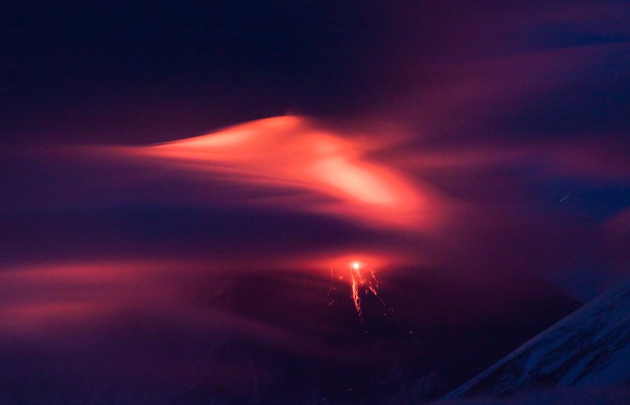 камчатка, вулкан, ключевская, сопка, извержение, ночь, лава, облака, Денис Будьков
