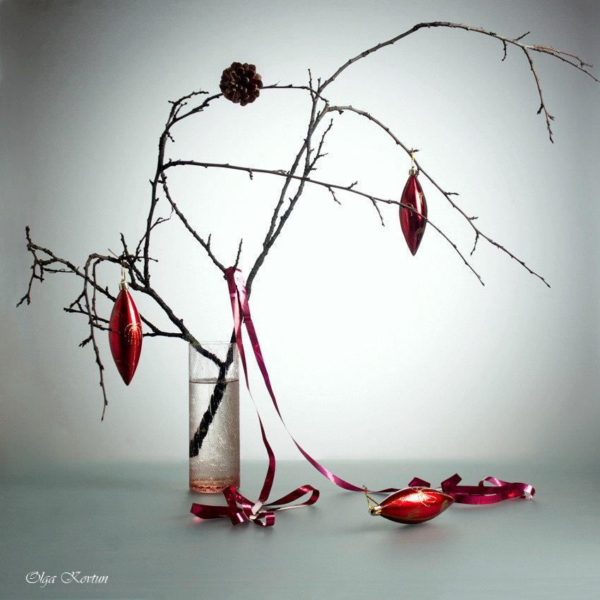 background light, branch, composition, cone, funtry, grief, loneliness, mood, new year, still-life, streamer, toys, vase, ваза, ветка, грусть, игрушки, композиция, контровый свет, настроение, натюрморт, новый год, одиночество, серпантин, шишка, funtry