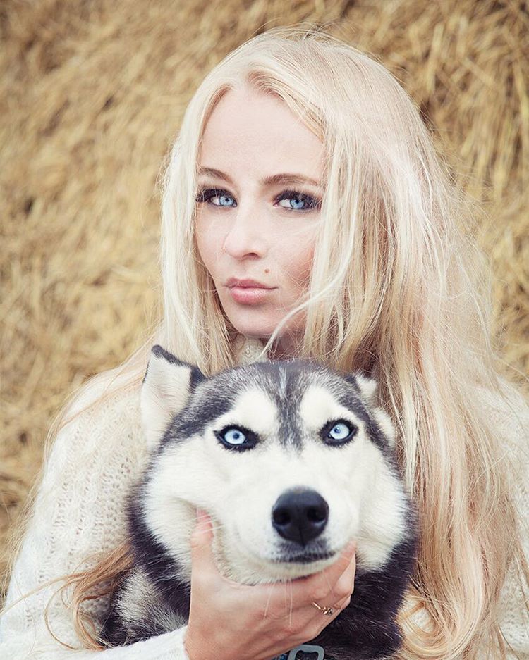 девушка, голубые глаза, хаски, собака, глаза, блондинка, сено, солома, Дарья Комарова
