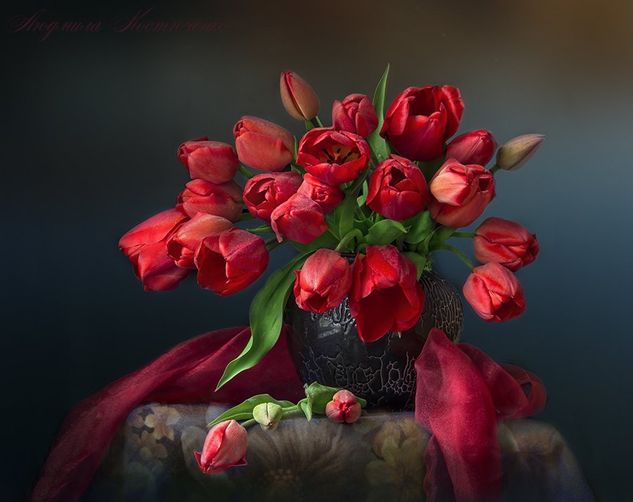 красивый натюрморт с красными тюльпанами,весенние цветы,букет,художественное фото,искусство,творчество., Людмила Костюченко