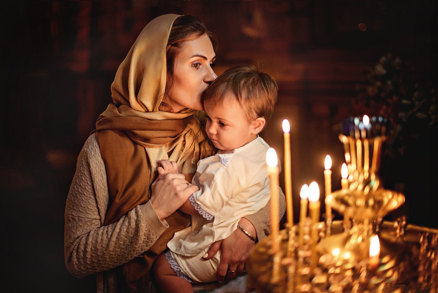 Мама защитит всегда. Дети в храме. Мама с ребенком в церкви. Православная сама и ребенок. Православная мама и дети.