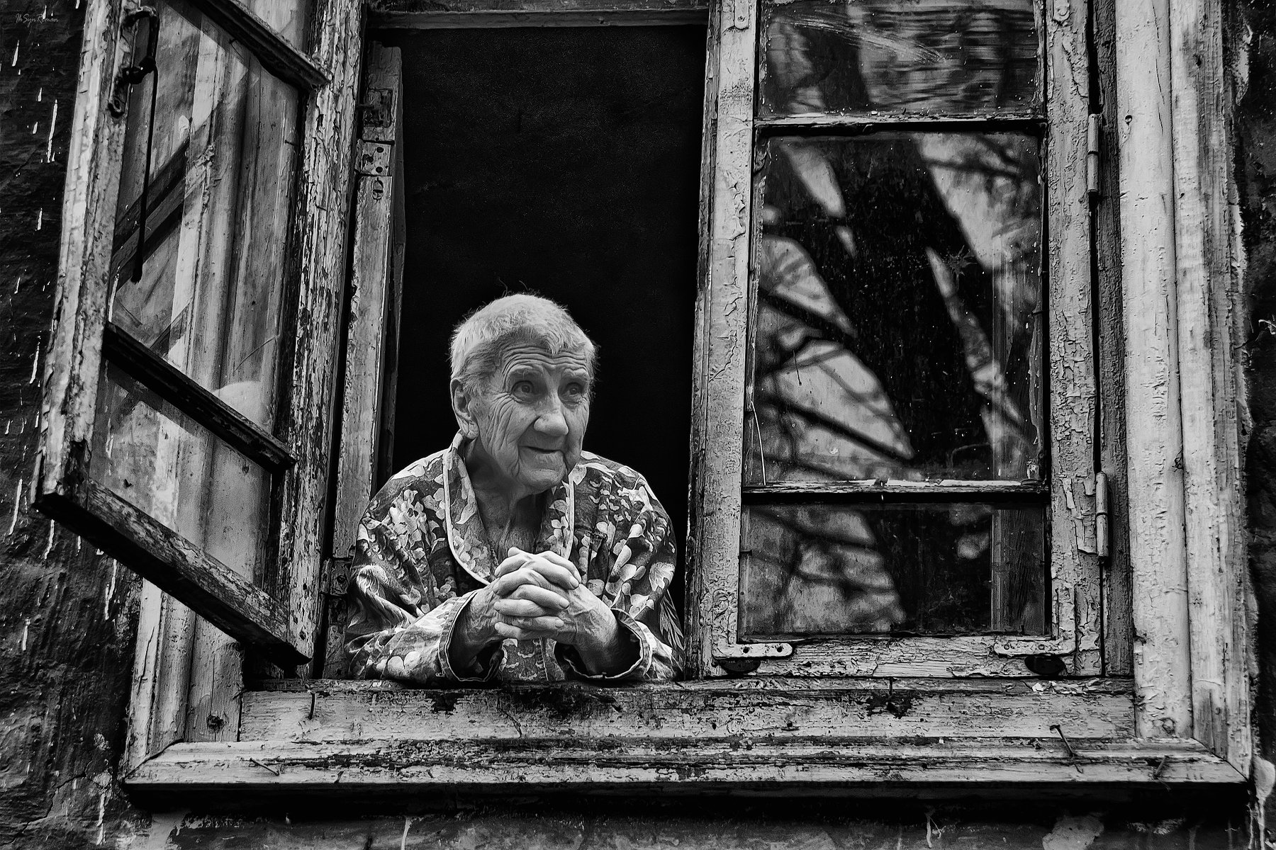 женщина,бабуля,жанр,улица,дом,окно,город, Roma  Chitinskiy