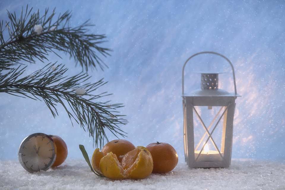 натюрморт, зима, снег, фонарь, мандарины, новогоднее настроение, часы, Ирина Приходько