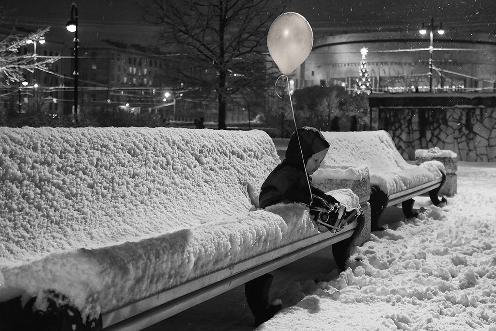 мальчик, малыш, воздушный шарик, скамейка, сугроб, снег, ребёнок, одиночество, ALLA SOKOLOVA