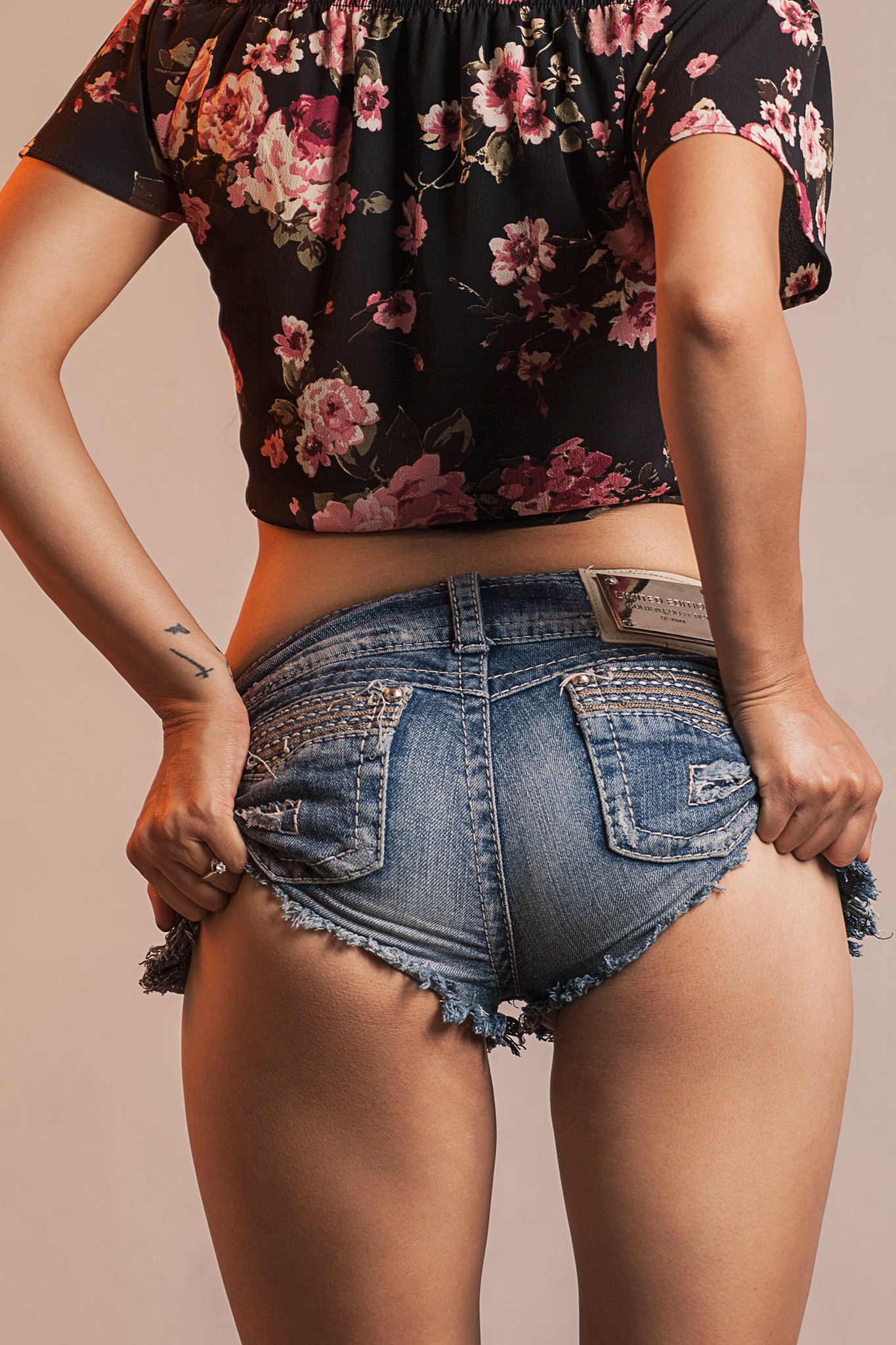 sexy sensual mexican shorts legs hot girl, Hernandez Memo
