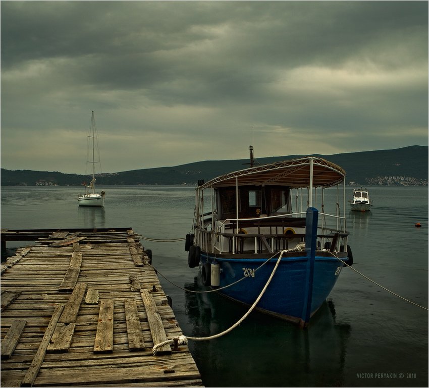 черногория, тиват, старый, пирс, кораблик, залив, дождь, путешествия, Виктор Перякин