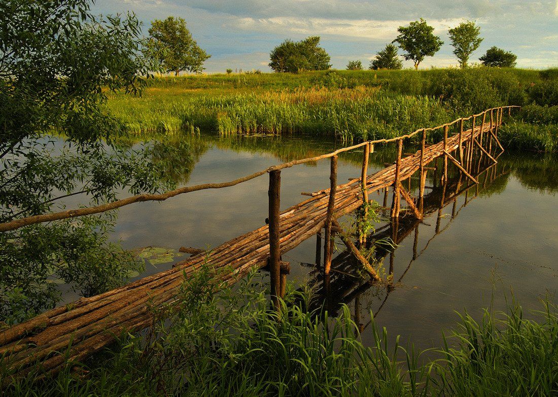 Через реку краткое. Три жердочки березовый мосток. Деревянные мостки на реке. Мостик в деревне. Мостик через речку в деревне.