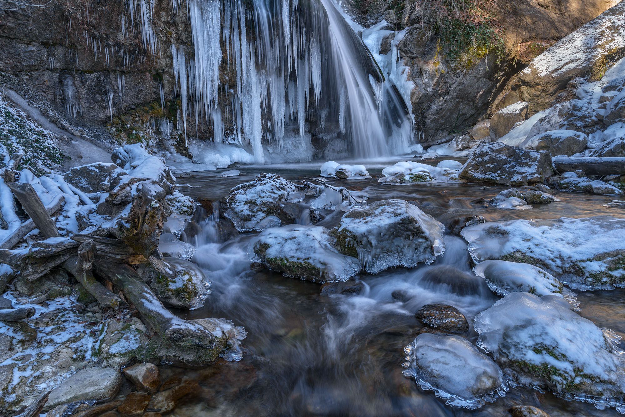 Водопад Джур-Джур в Крыму зимой