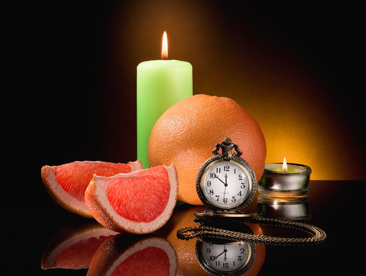 грейпфрут, дольки грейпфрута, цитрус, новый год, праздник, пламя, свеча, часы карманные, настроение, Tom Fincher