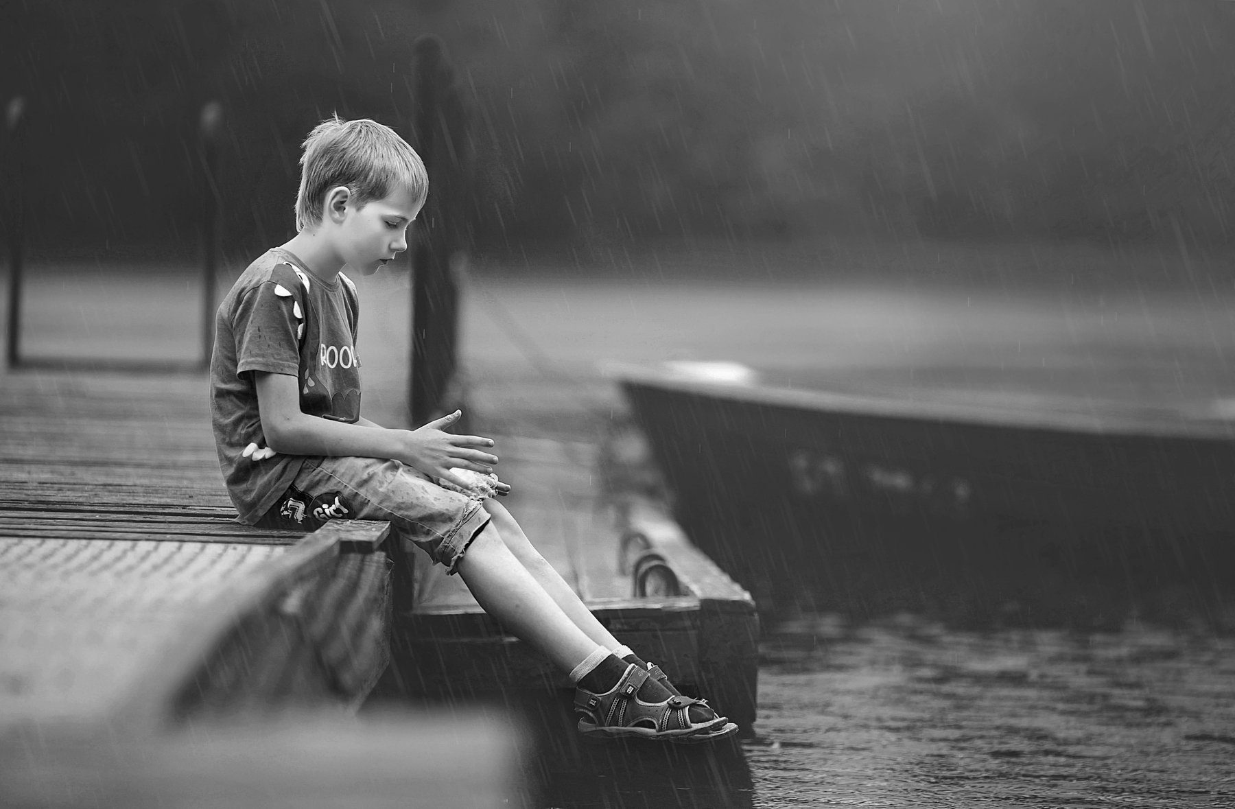 начало дождя дождь мальчик капли крупенино беларусь помолейко pomoleyko пристань причал природа лето boy rain pier children water lake озеро boat лодка, Павел Помолейко