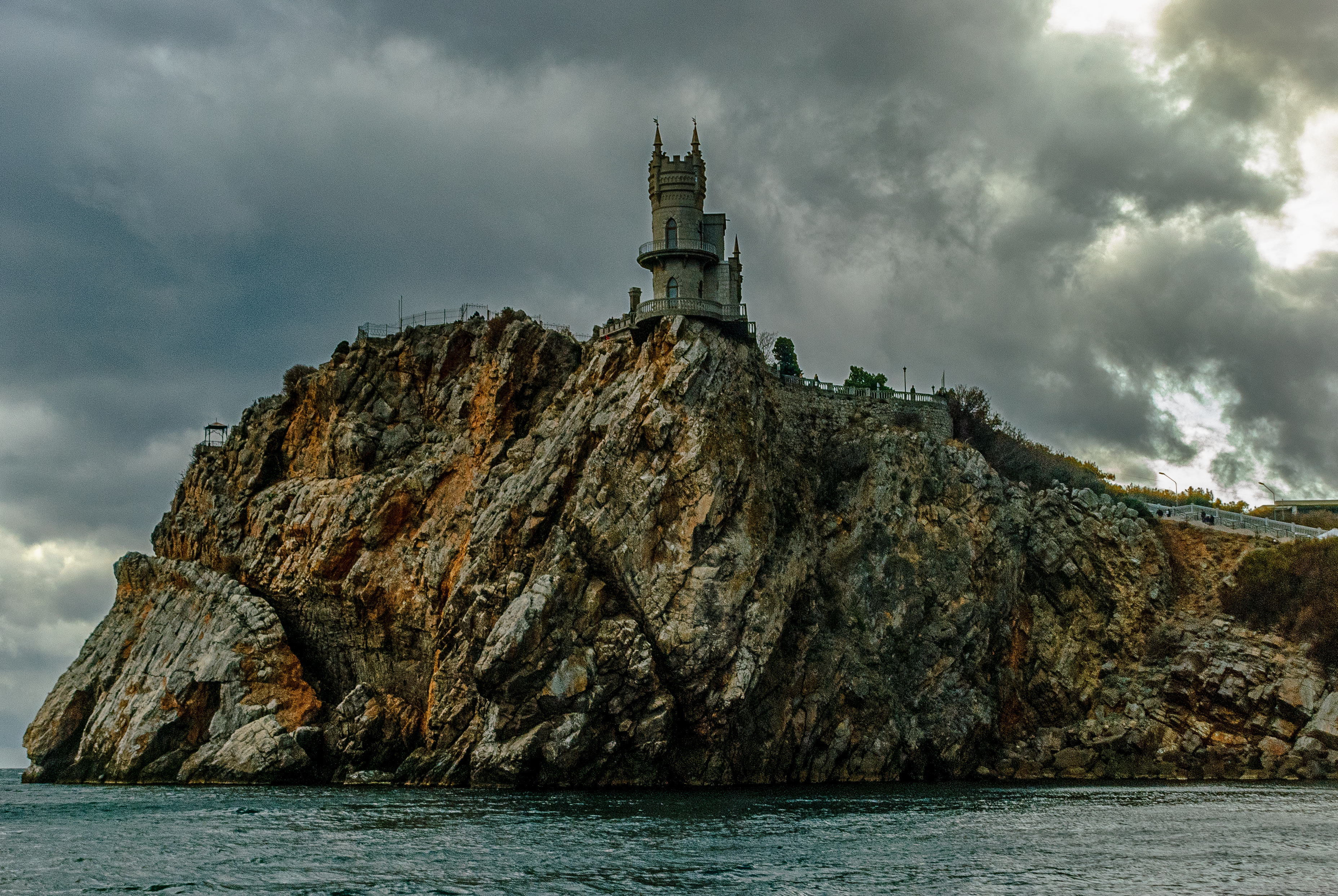 Ласточкино гнездо сортавала. Маяк Ласточкино гнездо. Фотограф Титов Крым Ласточкино гнездо. Ласточкино гнездо в Крыму фото.