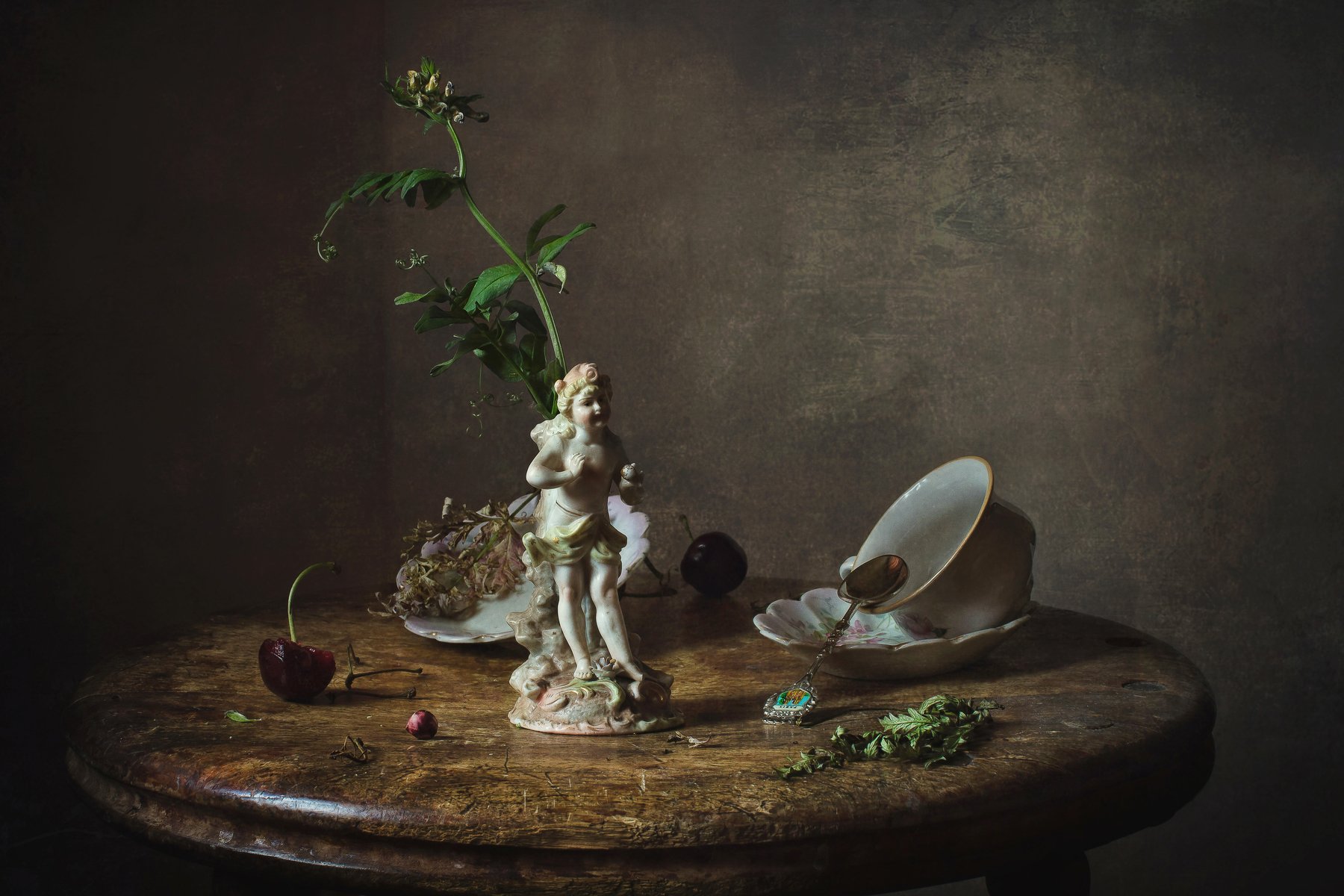 натюрморт, фарфор, статуэтка, цветок, ягоды, вишня, Анна Петина
