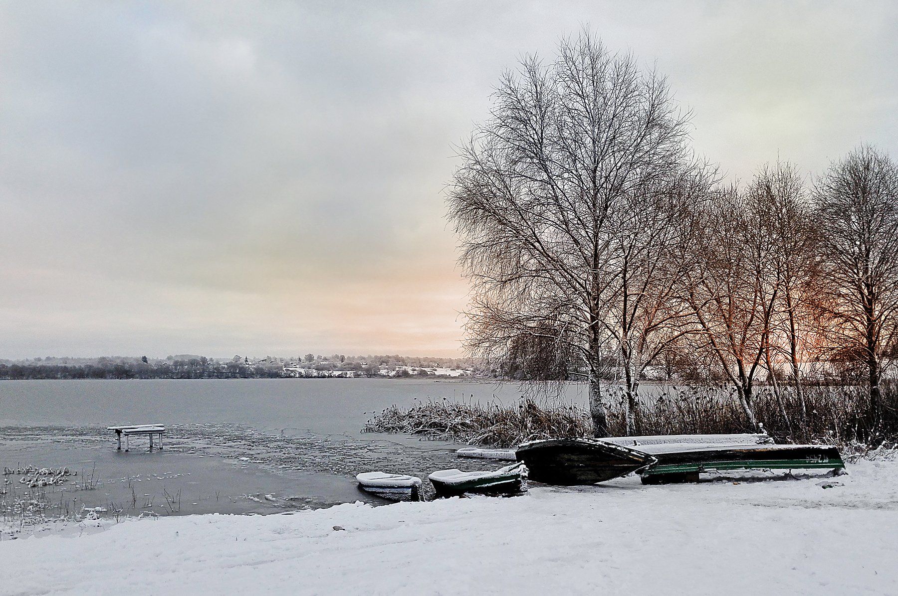 лодки берег зима лед холод мороз закат беларусь озеро вода берег деревья помолейко pomoleyko снег, Павел Помолейко