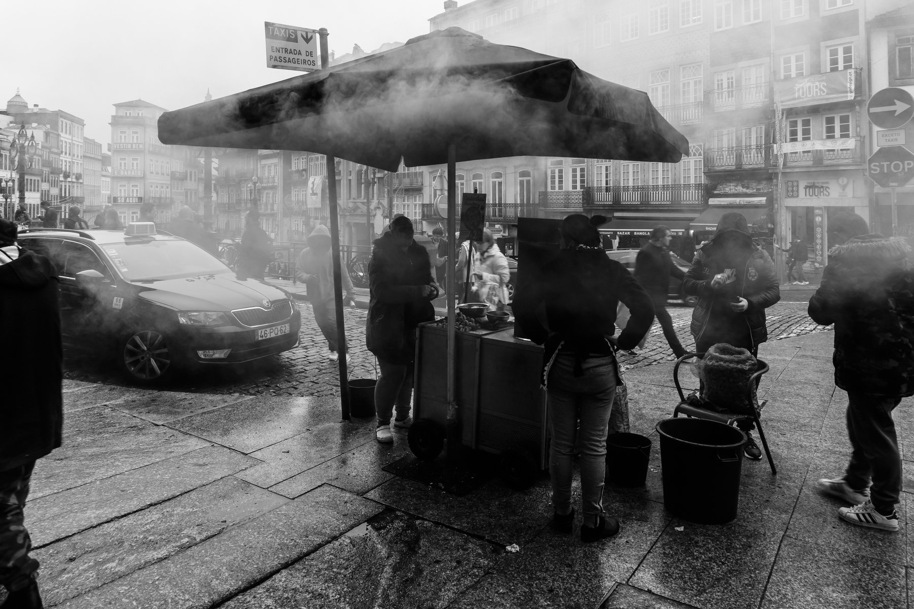 street, bnw, sellers, oporto, smoke, winter,, Antonio Coelho
