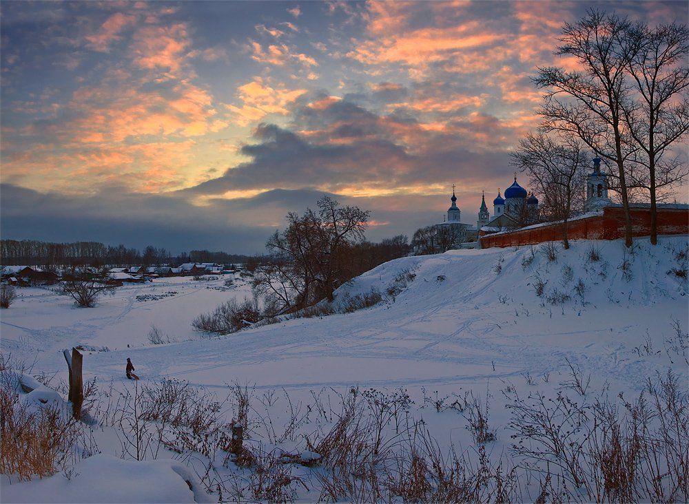 зима, пейзаж, снег, деревья, дома, монастырь, ребенок, небо, Oleg Dmitriev