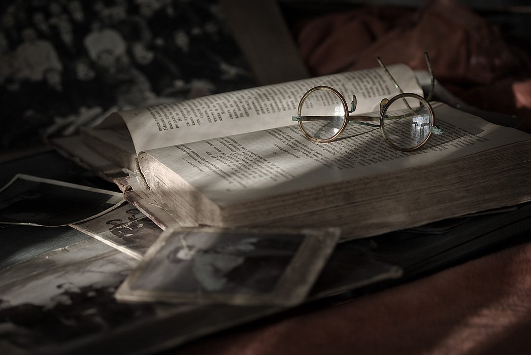 старые очки, старые книги, старые фото, прошлое лето