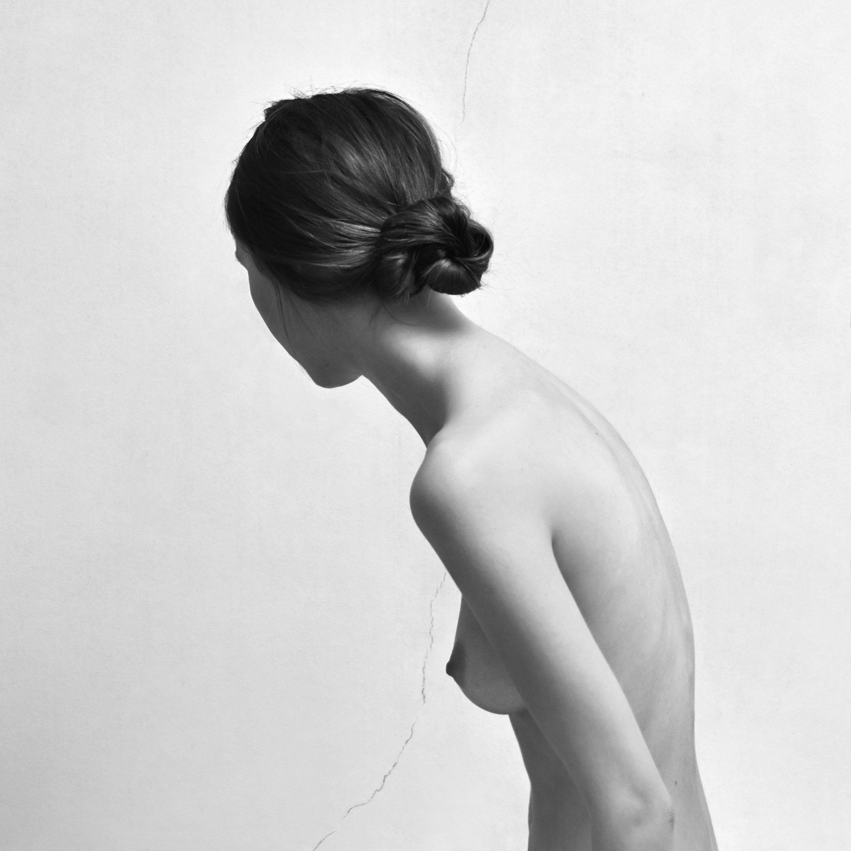girl, model, sitting, portait, black and white, curve, back, hair, seduction, fragile, wall, scratch, nude, minimalism, Endegor