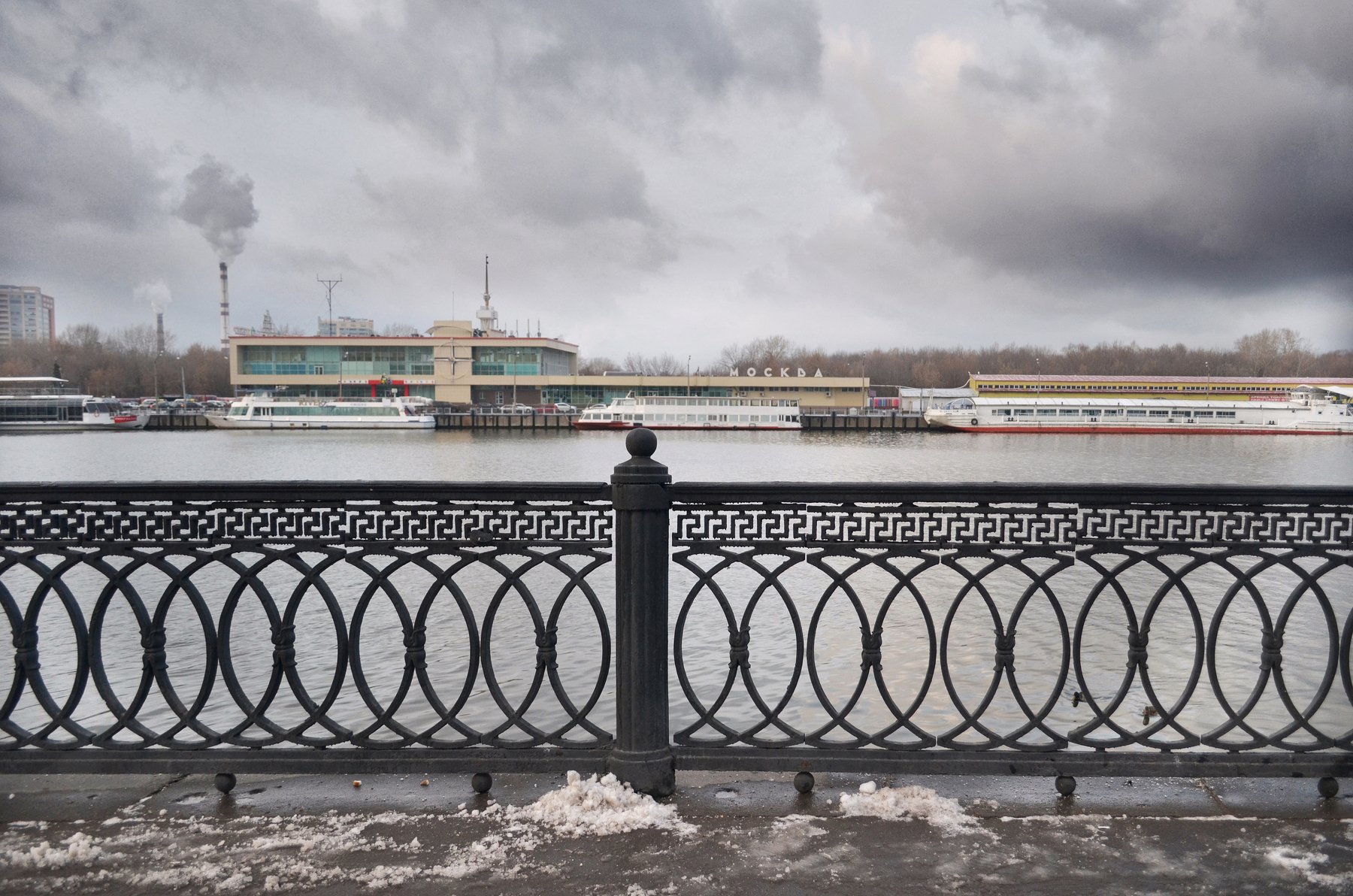 город, москва, нагатинская набережная, река, москва-река, парапет, анна салтыкова, зима, небо, тучи, снег, Anna Saltykowa