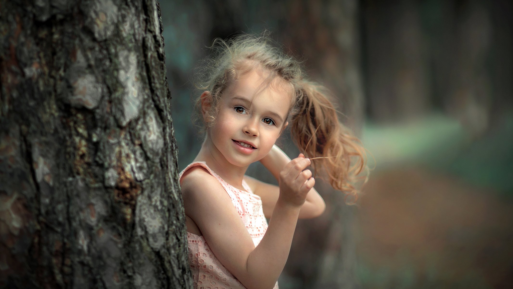 портрет девочка ребенок малыш улыбка глаза взгляд кудри дерево эмоции бор сосны тон кокетка, Липатова Анна