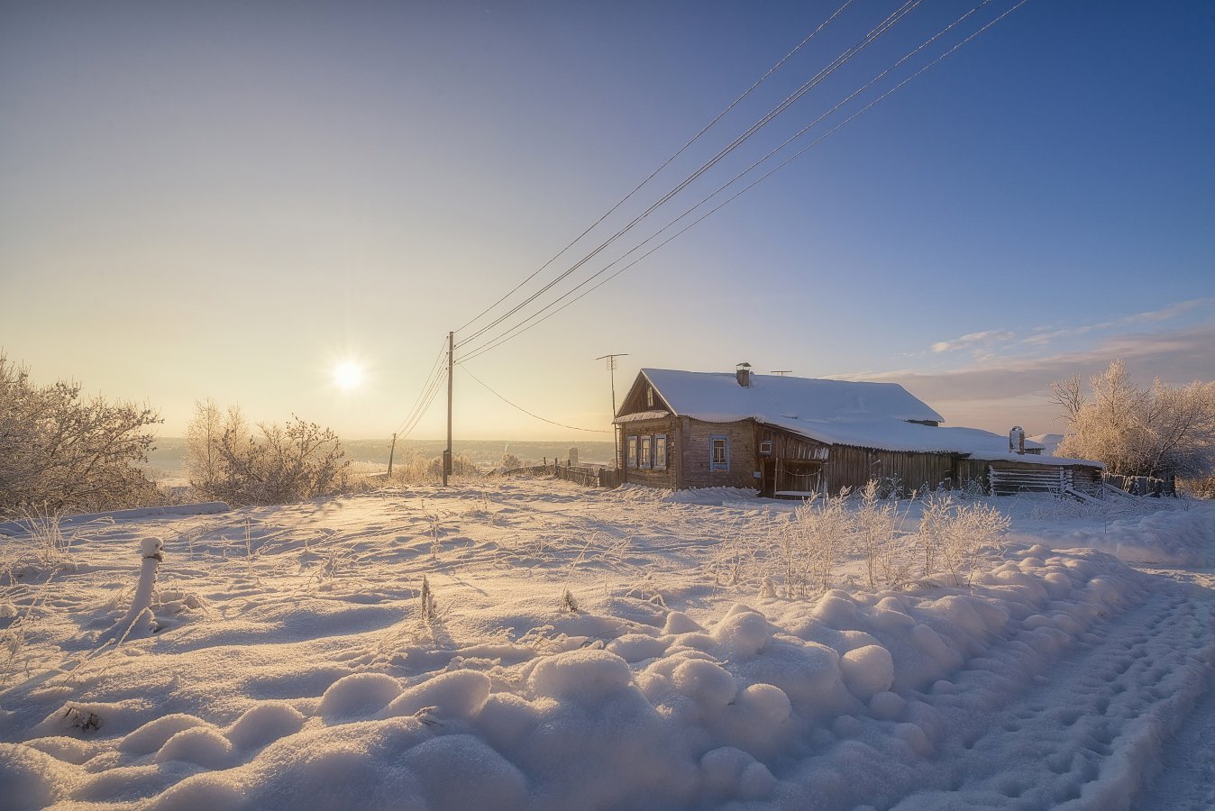 Поселок зима. Лаврики деревня зимний. Глухая деревня зима. Деревня зима тишина. Зима в глубинке.