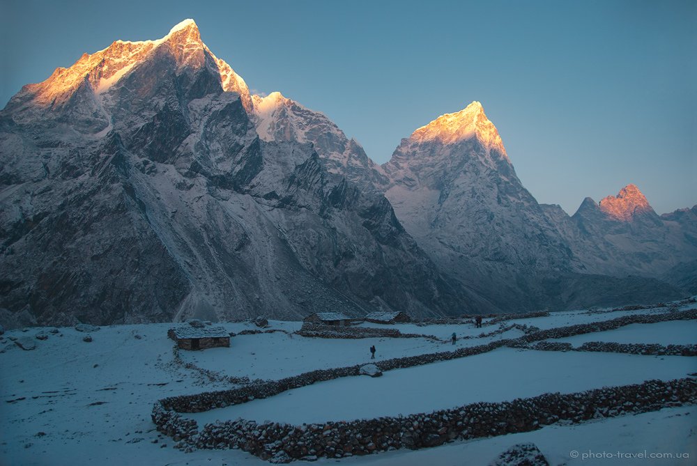 nepal, himalaya, непал, гималаи, горы, поселок, дом, забор, ледник, пик, рассвет, солнце, вершина, Антон Янковой (www.photo-travel.com.ua)