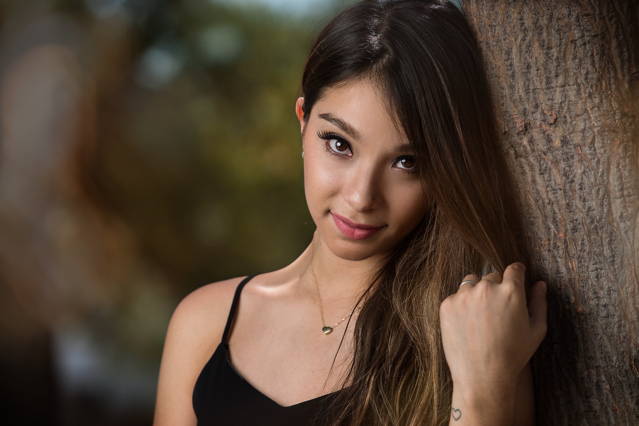 Брюнетка с челкой. Армянки босиком. Мейси би тофана. Кареглазая брюнетка. Красивая улыбка девушки.