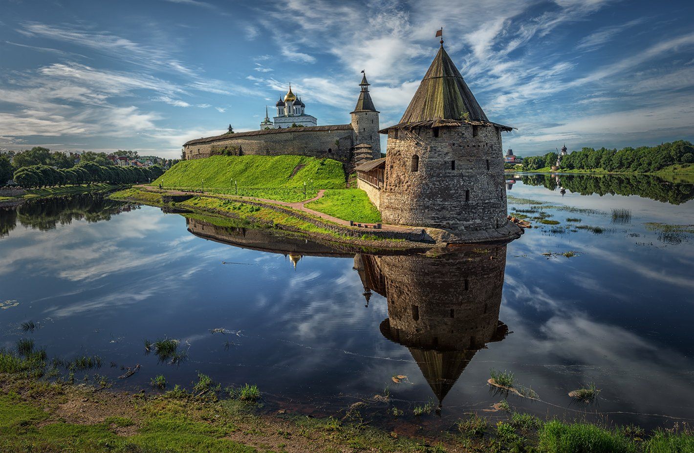 Псков описание. Псковский Кремль кром. Псковский кром Псков. Псковский кром достопримечательности Пскова. Псковская крепость (Псковский Кремль).