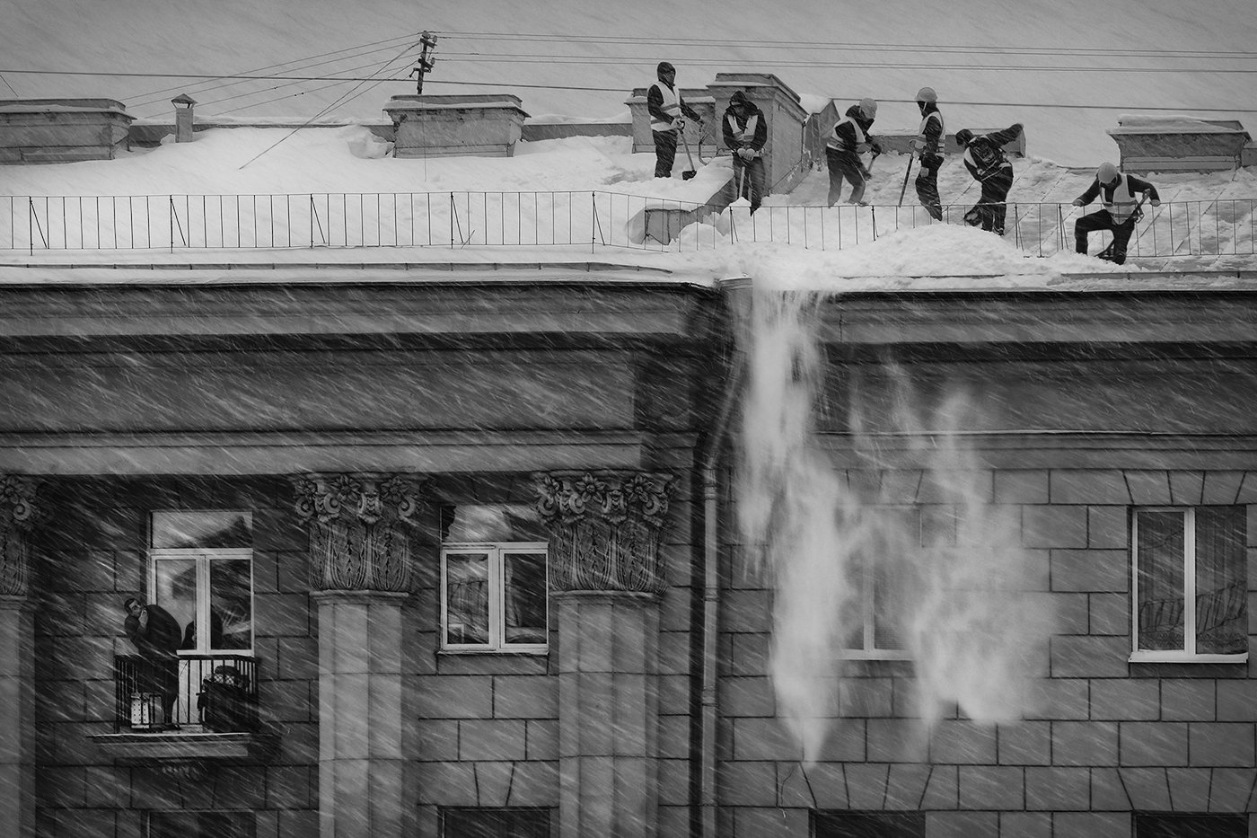 крыша, снег, уборка, снег, метель, работа, опасность, риск, мужики, балкон, питер, ALLA SOKOLOVA