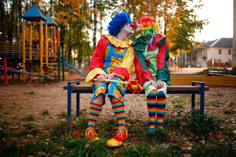 Клоун рядом. Клоун в парке. Клоун в цирке. Клоун осень. Веселые клоуны в цирке.