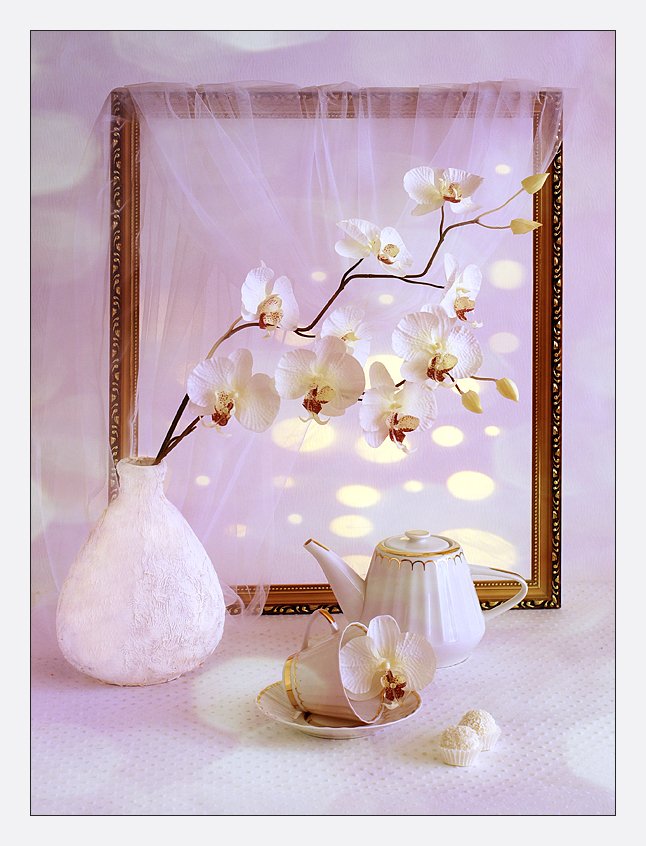 натюрморт, ваза, цветы, рамка, ткань, чашка, чайник, свет, настроение, Ирина Фурашова