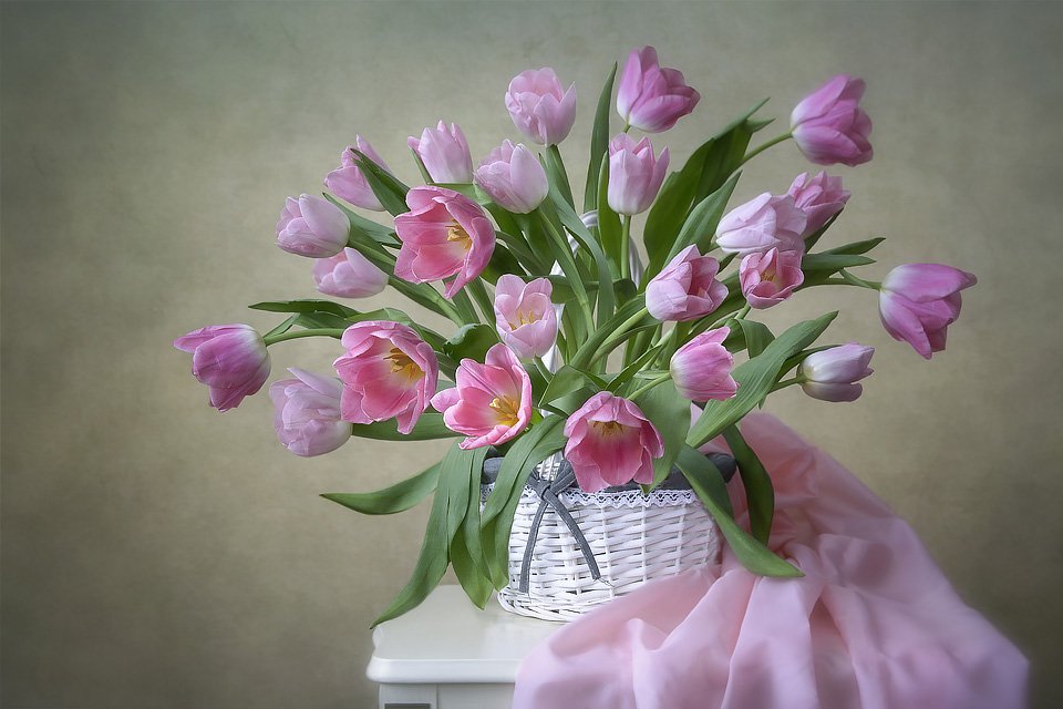 натюрморт, весна, цветы, букет, розовые тюльпаны, корзина, Ирина Приходько