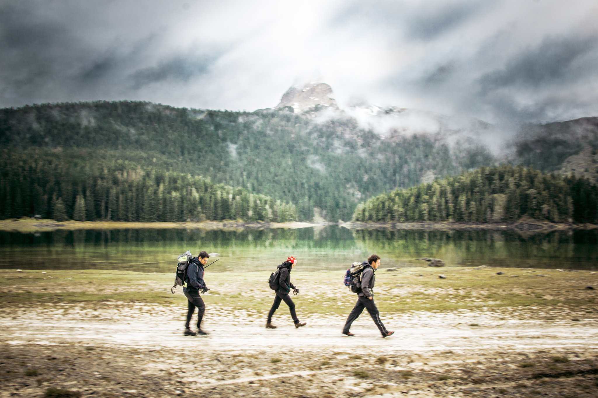 путешествия, туристы, альпинизм, озеро, черное озеро, черногория, durmitor, природа, пейзажи, облачно, движение, панорамирование, на улице, путешествие, активный, друзья,travel, hikers, backpacking, lake, black lake, montenegro, durmitor, nature, landscap, Марко Радовановић