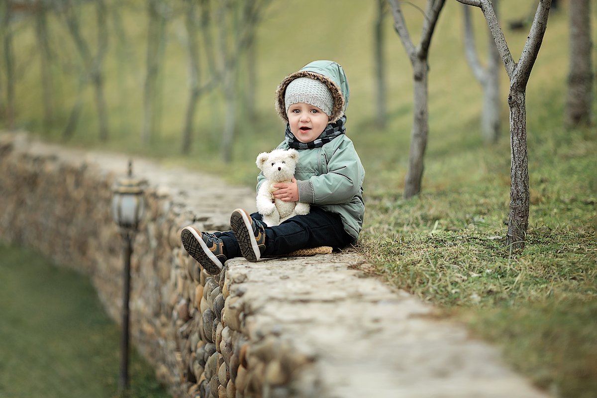 Прогулка с новорожденным весной. Маленькие дети. Детская фотосессия на природе. Фотосессия для мальчика.