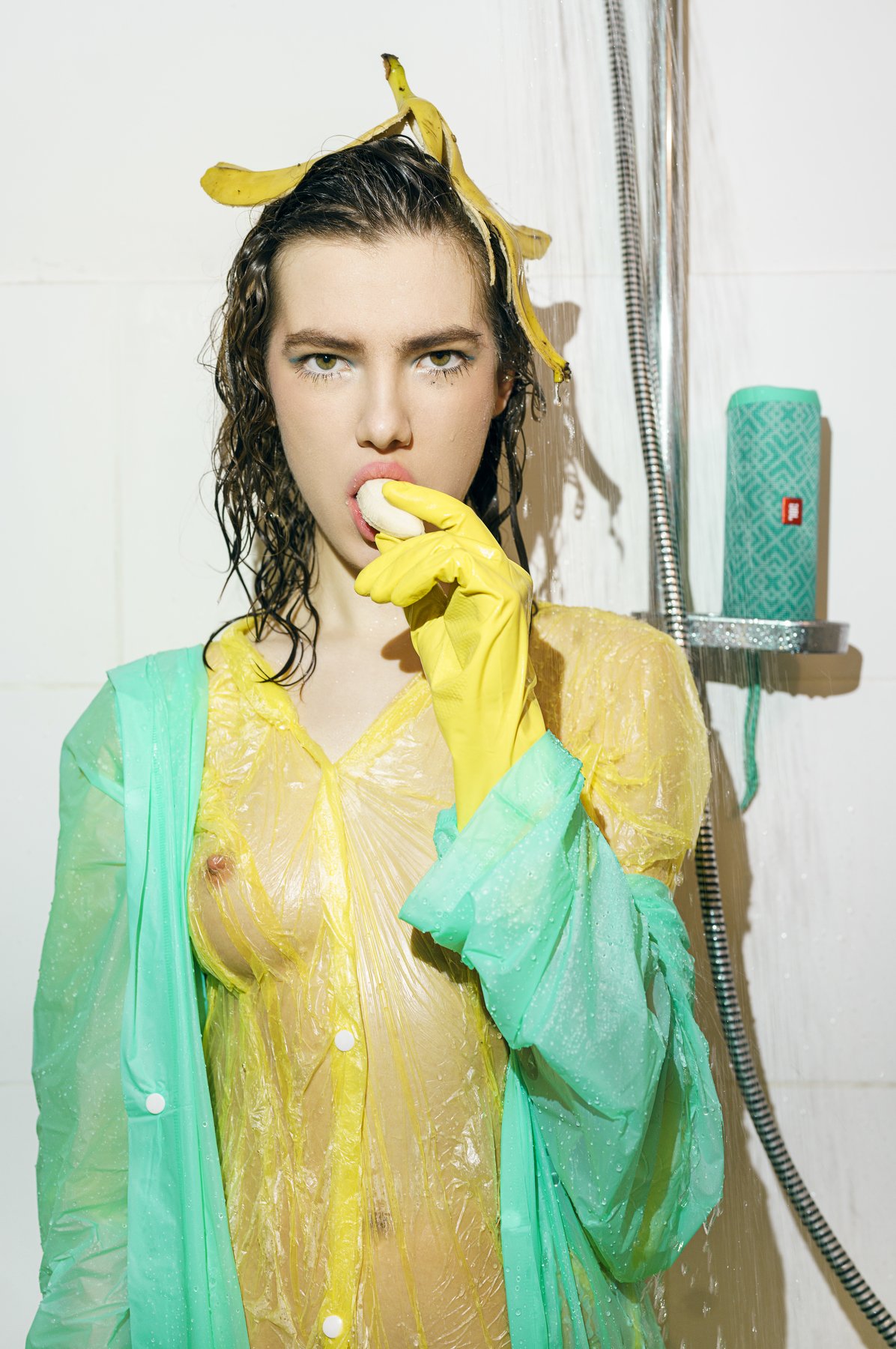girl, wet, fashion, banana, shower, bathroom, yellow, green, color, jbl, sony, sound, crazy, fotofonar, model, moscow, water, Роман Филиппов