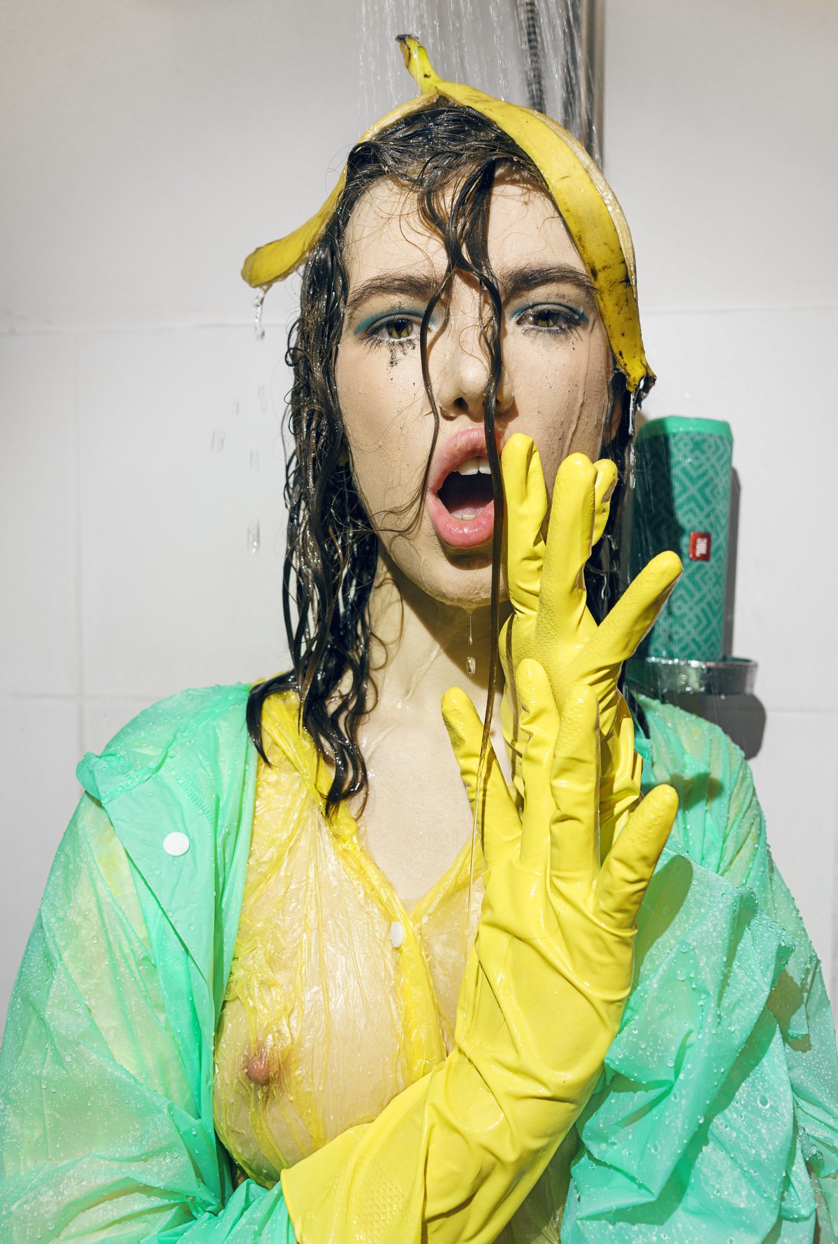 banana, shower, girl, water, color, yellow, green, blue, sexy, fotofonar, nude, light, at home, jbl, jblflip4, Роман Филиппов