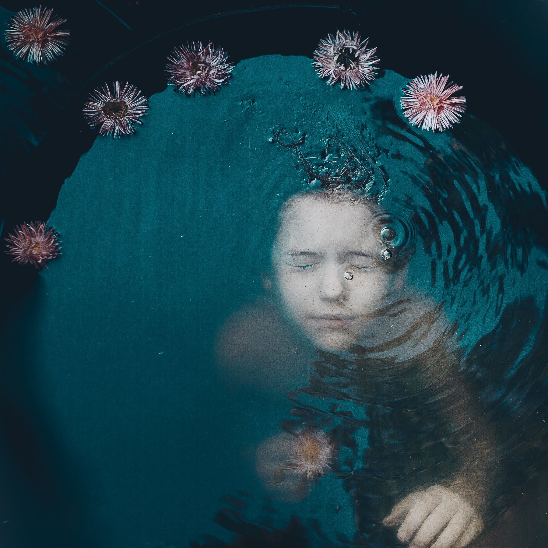 девочка вода цветы темная, Вероника Гергерт