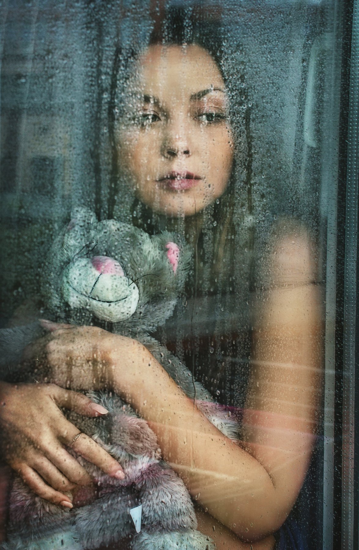 портрет, девушка, окно, стекло, капли, игрушка, Анна Петина