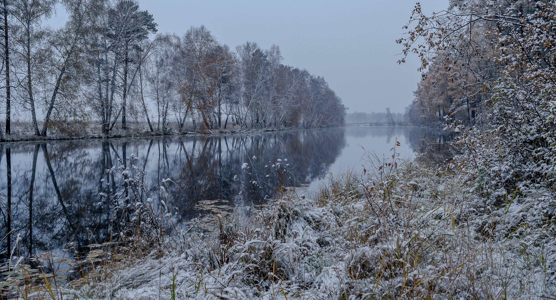 осень,снег,берег озера, деревья отражаются в холодной воде,, Сергей