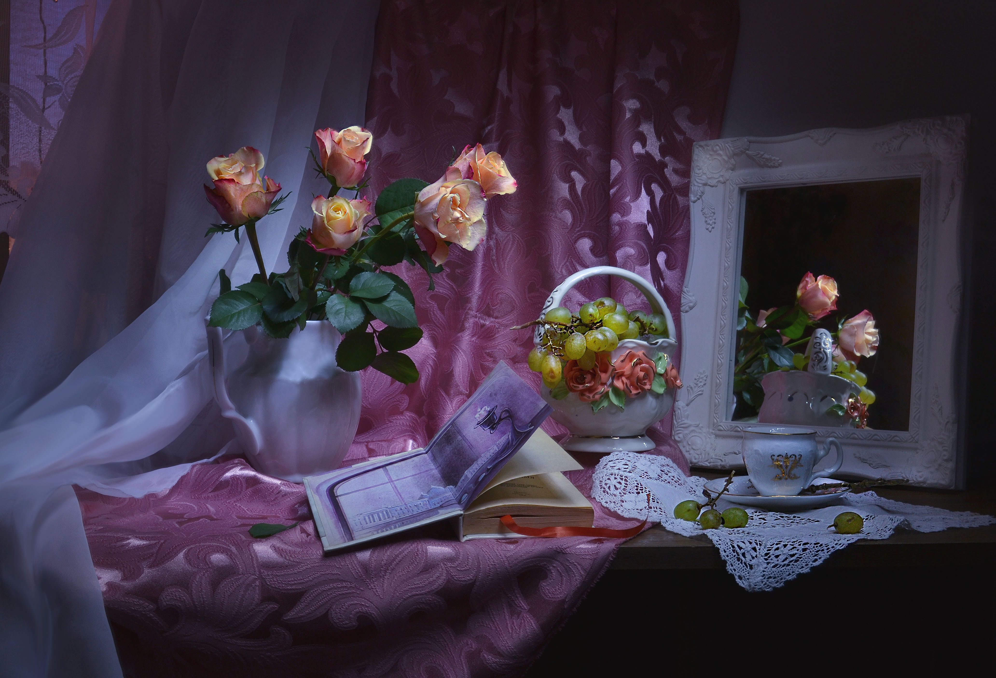 still life, натюрморт, весна, виноград, за полночь, зеркало, книга, март, отражение, розы, фарфор, фото натюрморт, цвет, Колова Валентина