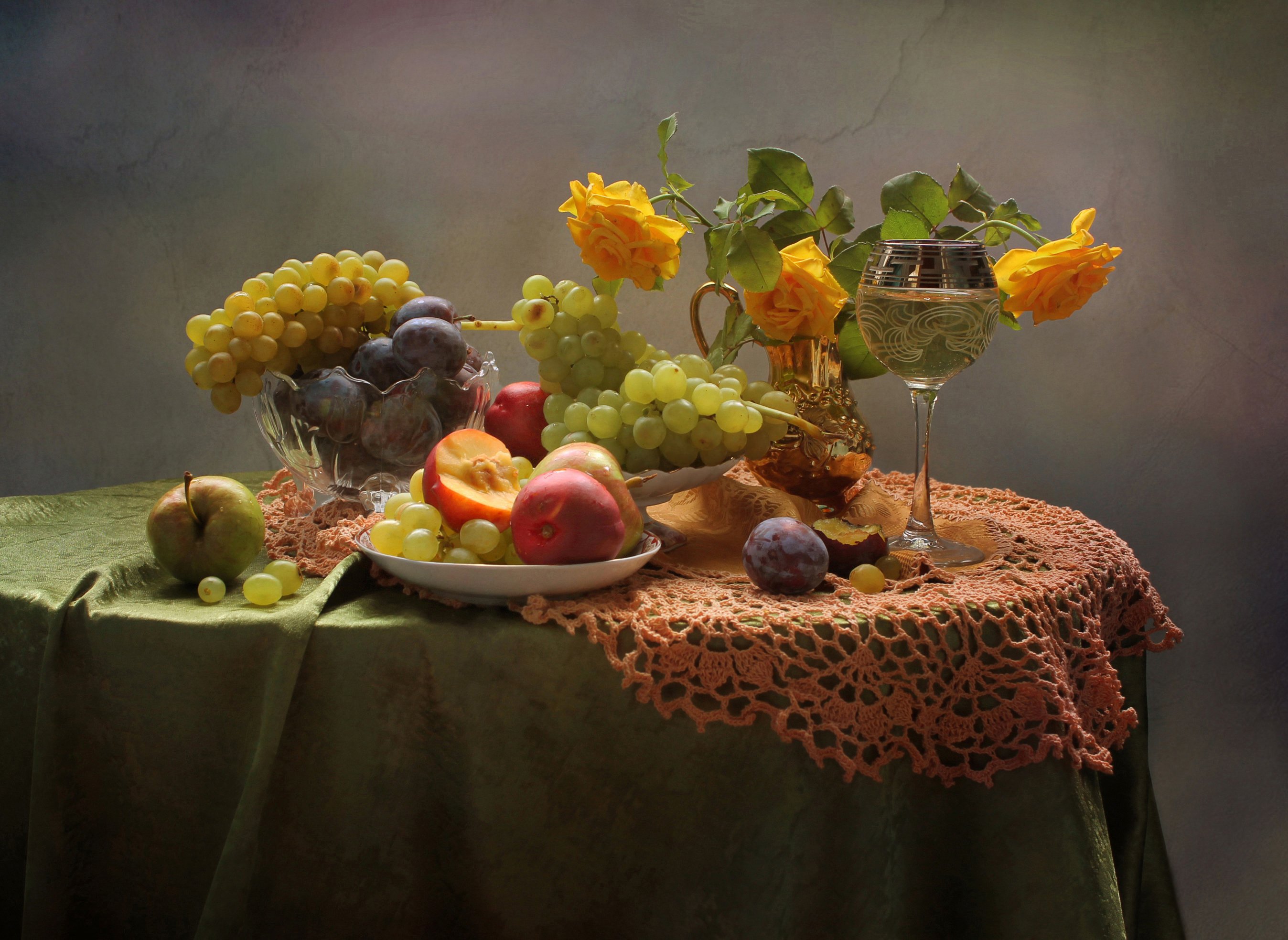 натюрморт, лето, август, фрукты, вино, виноград, сливы, персики, розы, Ковалева Светлана