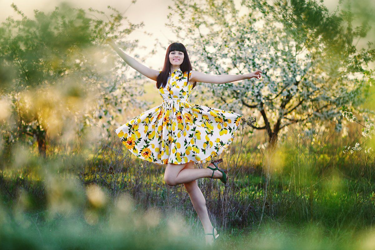сад, вишневый, цвеущий, зеленый, девушка, красивые люди, платье, лимончики, танцующий, прыгать, озорной, эмоции, радостный,, Марина Кондратова
