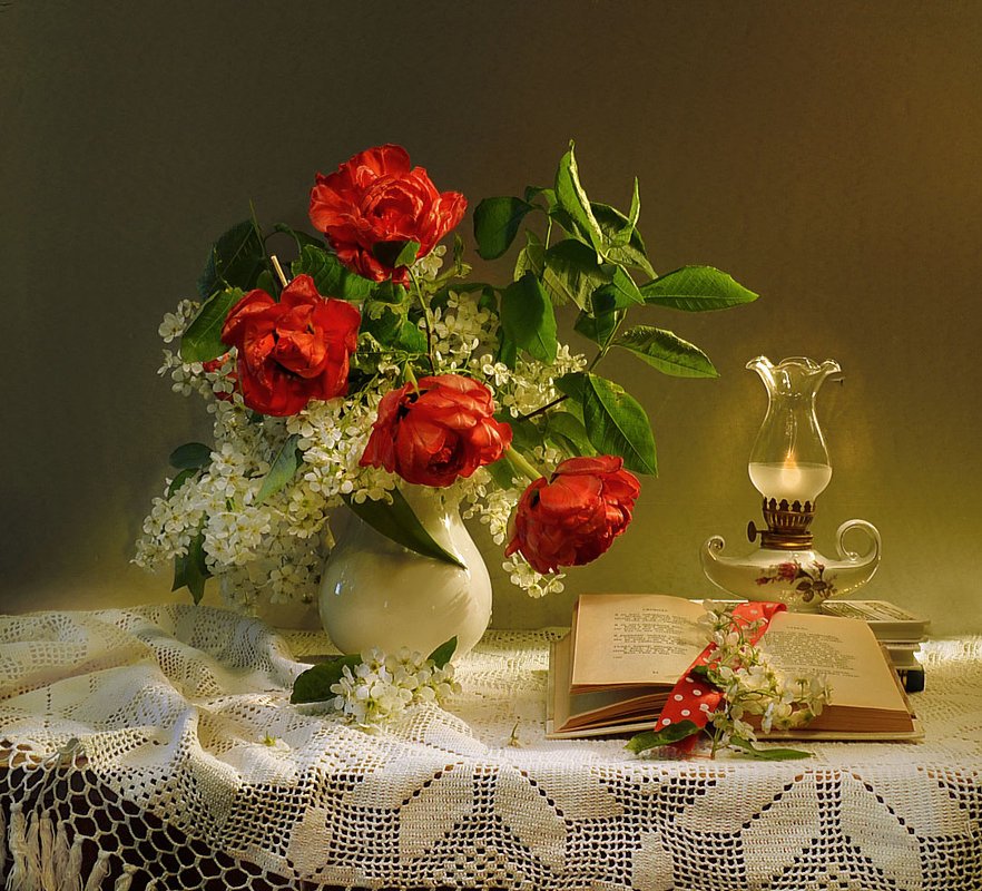 still life,натюрморт, весна, май, фото натюрморт,черёмуха, тюльпаны, цветы, книга, керосиновая лампа, Колова Валентина
