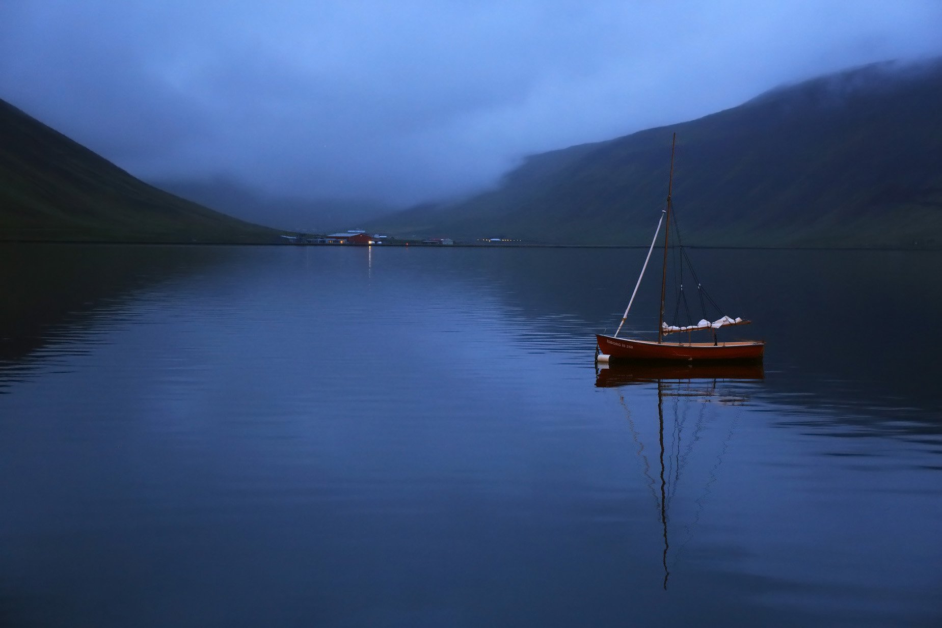 отражение, лодка, вечер,озеро, вода, исландия, iceland, travel, Конарев Михаил