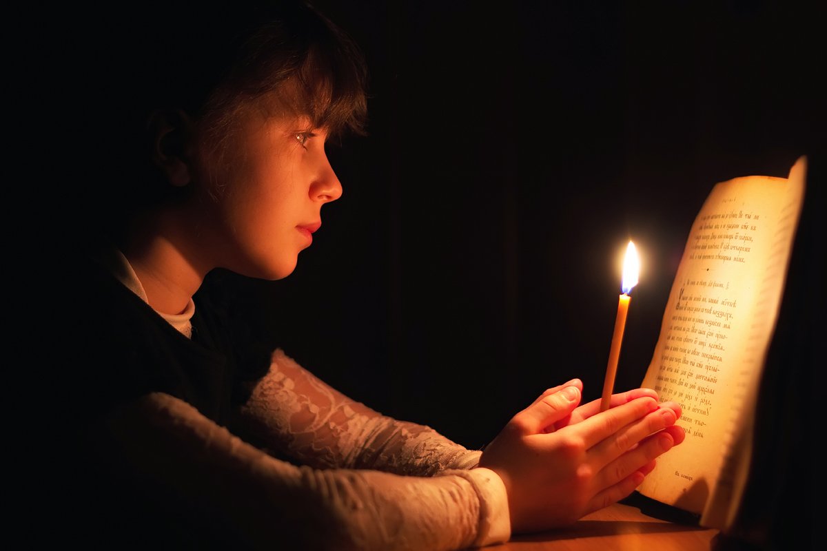 девочка,книга,свеча,ночь,темнота,читает,библия,, Матвеев Игорь